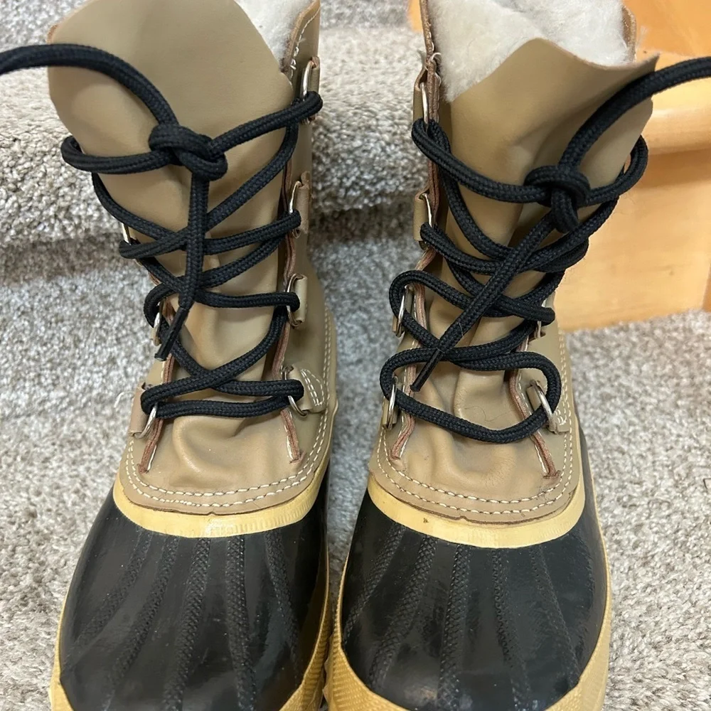 Vintage Sorel Manitou Lace Up Boots. Wool liner with faux fur trim. Y2K. Winter